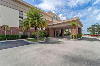 Days Inn & Suites by Wyndham Fort Myers Near JetBlue Park - 4