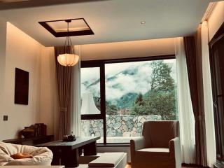 Mid Hill White Lodge - 1