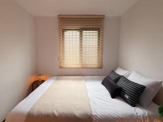 블랙앤우드 하우스, 합정역 도보 5분, 홍대연남, 3룸 5인 스테이,한강공원 Hongdae cozy 3 rooms, Airport bus direct, Hapjeong station 5 mins, Hanriver - 6