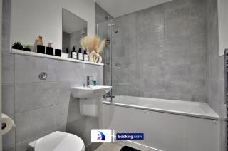 Modern 2 Bed, 2 Bath Apt with Ensuite By Avalora Short Lets & Serviced Accommodation Salford, Near Tram Central Manchester, Train station, Parking - 3