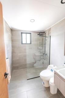 Modern 2BR Apartment 3 Min from Airport with Free Parking - 1