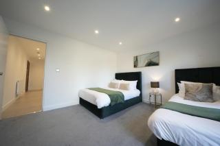 10 Min Drive to Airport - Free Parking - 15 min Bus ride - EV Charge available - 7