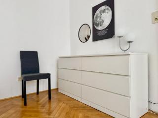 Renovated Spacious Apartment with Free Parking - 4