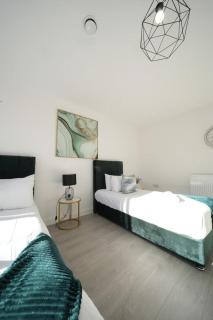 Ealing Broadway Great Stay 7-Minute Walk from the Underground - 8
