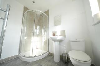Private on suites- Private Bathroom every room-1 Bus to Heathrow Airport - 5