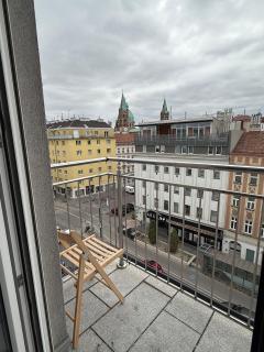 Stylish 1BR Apartment with Balcony Quick City Access - 1