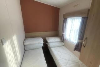 3 Bed Caravan - Sleeps 8 - Pets - Parking - Wifi - 9