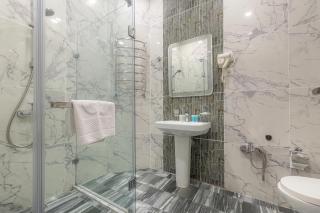 Ronni Hotel - 8