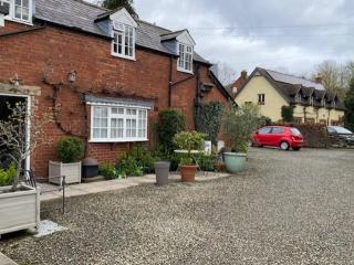 Charming cottage in central Ludlow with parking - 0