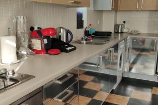 Apartment - Sleeps 4 - Parking - Station Close - 2