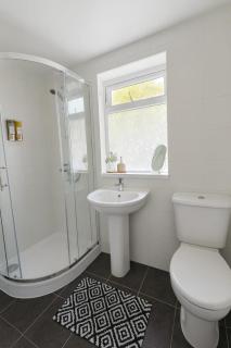 4-Bed House Parking, Wi-Fi, Families & Contractors - 3