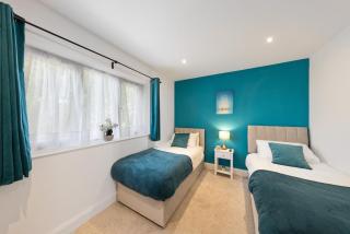 Luxury 4BR Home with Hot Tub, Sleep 8, Free Parking, Garden - 4