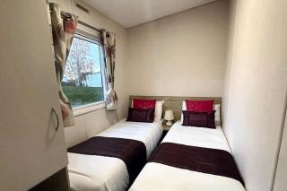 3 Bedroom Caravan - Sleeps 8 - Pets & Free Parking - 2