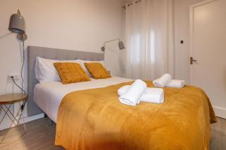 Central & Fully Equipped Apartment in Eixample Next to Metro, Sleeps 5 - 9