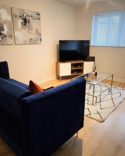2 Bedroom House Near City Centre with Parking - 8