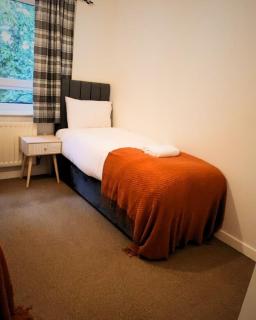 2 Bedroom House Near City Centre with Parking - 6
