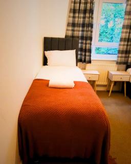 2 Bedroom House Near City Centre with Parking - 3