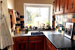 Swindon 4-Bedroom Town House With Garage and Garden - 5