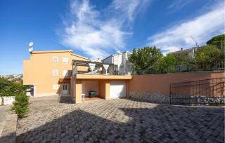 Stunning Apartment In Okrug Gornji - 2