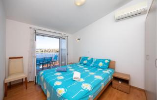Stunning Apartment In Okrug Gornji - 5