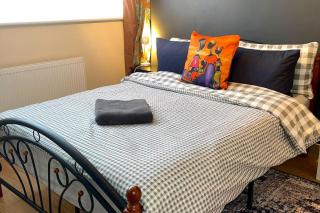 House - Sleeps 10 - Garden - Parking - 0
