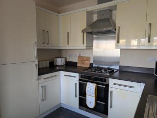Modern & stylish 4 bed home with garden - 3