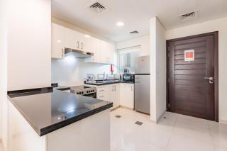 Furnished 3-Bedroom Townhouse, Just Minutes Drive from Al Marmoom Heritage Village and Popular Dubai Attractions, Albizia, Damac Hills 2 by Deluxe Holiday Homes - 8