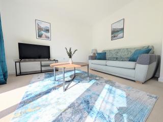 Modern & stylish 4 bed home with garden - 6