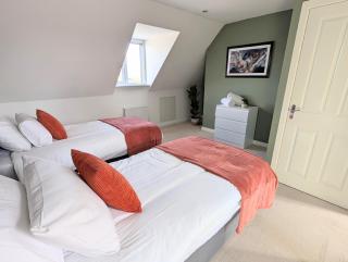Modern & stylish 4 bed home with garden - 9