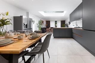 Contractor-Friendly 5BR, Parking & WiFi - 9