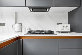 Contractor-Friendly 5BR, Parking & WiFi - 9