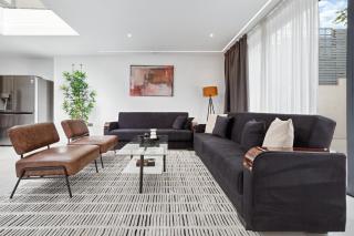 Contractor-Friendly 5BR, Parking & WiFi - 1