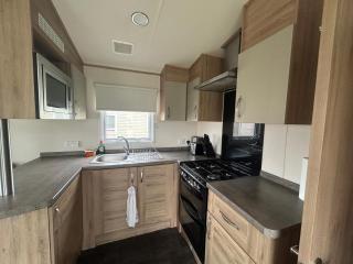 Seaside Cabin Retreat in Clacton-on-Sea - 4
