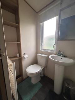 FamilyCaravan-SeaView-Garden-Ensuite-NearBeach - 4