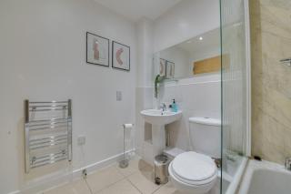 Newly Refurbished Apartment by the River - 1
