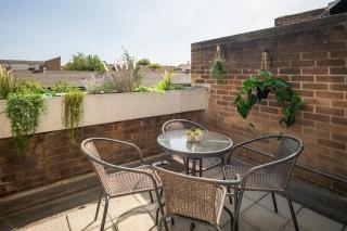 Modern 3BR Apt Canary Wharf with Patio Near Tube & Shops - 8