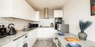Modern 3BR Apt Canary Wharf with Patio Near Tube & Shops - 5