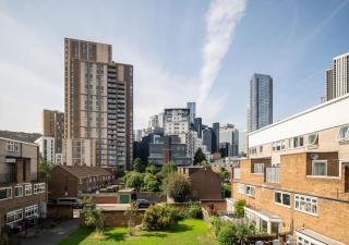 Modern 3BR Apt Canary Wharf with Patio Near Tube & Shops - 2