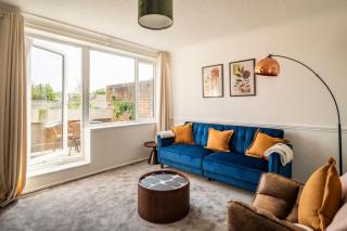 Modern 3BR Apt Canary Wharf with Patio Near Tube & Shops - 1