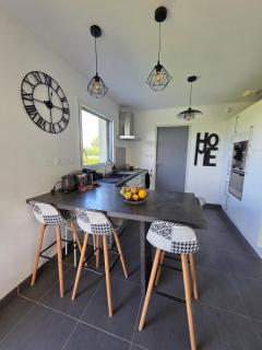 maison moderne avec jardin clos proche commerces et plages - 1