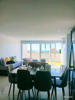 Large Apartment, Sea View, Jacuzzi & Family Games - 2