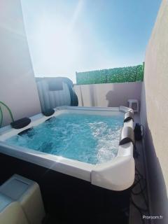 Large Apartment, Sea View, Jacuzzi & Family Games - 5