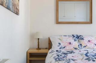 JOIVY Charming 1-Bedroom Flat with Patio - 6