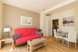 JOIVY Charming 1-Bedroom Flat with Patio - 1