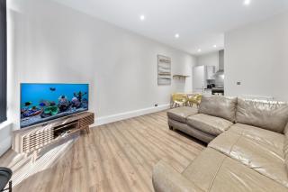 Shortlet Express, Stunning 3 bedroom apartment by Barking station - 9