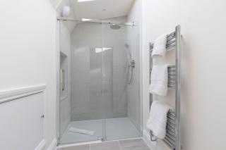 Elliot Oliver - Stylish and Comfortable 3 Bedroom Town House with En-suites to all Bedrooms and within a Short Walk to the Town Centre - 5