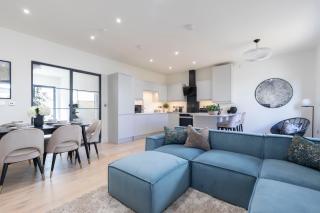 Elliot Oliver - Stylish and Comfortable 3 Bedroom Town House with En-suites to all Bedrooms and within a Short Walk to the Town Centre - Cheltenham - 0