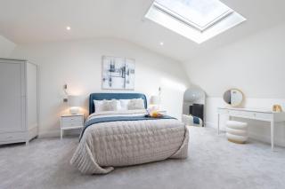 Elliot Oliver - Stylish and Comfortable 3 Bedroom Town House with En-suites to all Bedrooms and within a Short Walk to the Town Centre - 7