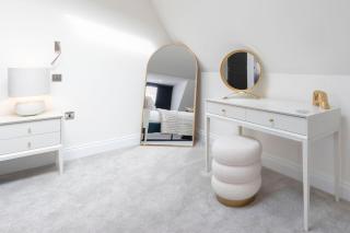 Elliot Oliver - Stylish and Comfortable 3 Bedroom Town House with En-suites to all Bedrooms and within a Short Walk to the Town Centre - 4