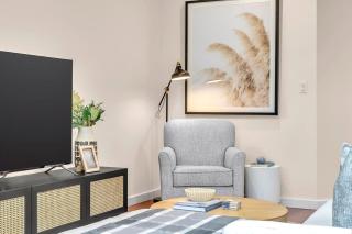 2 min from beach! Glenelg Gem 4BR, BBQ, Patio - 1